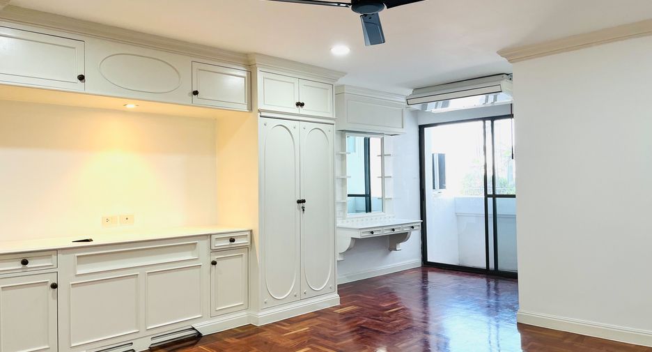 For rent 4 bedrooms condo in Khlong Toei, Bangkok