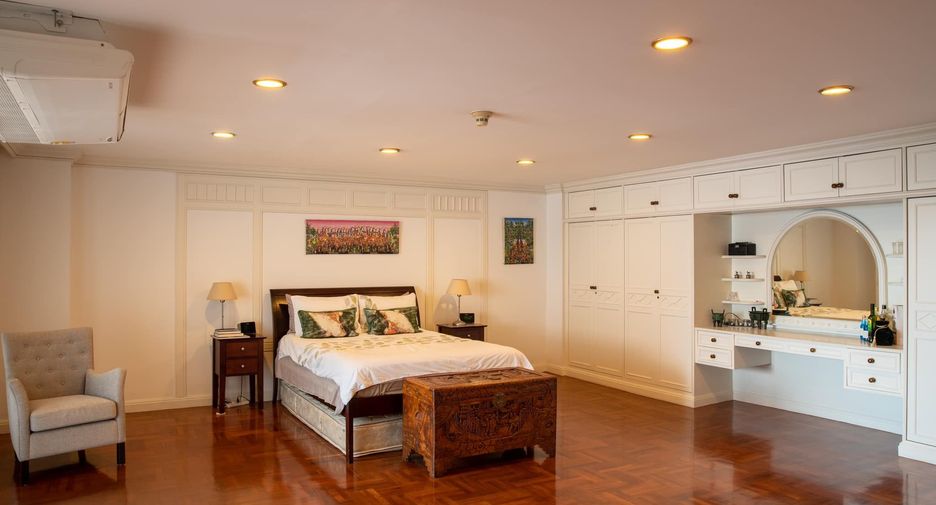 For rent 4 bedrooms condo in Khlong Toei, Bangkok