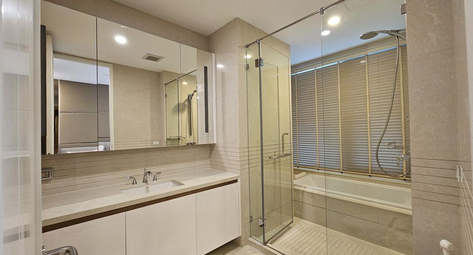 For rent 2 bedrooms condo in Pathum Wan, Bangkok