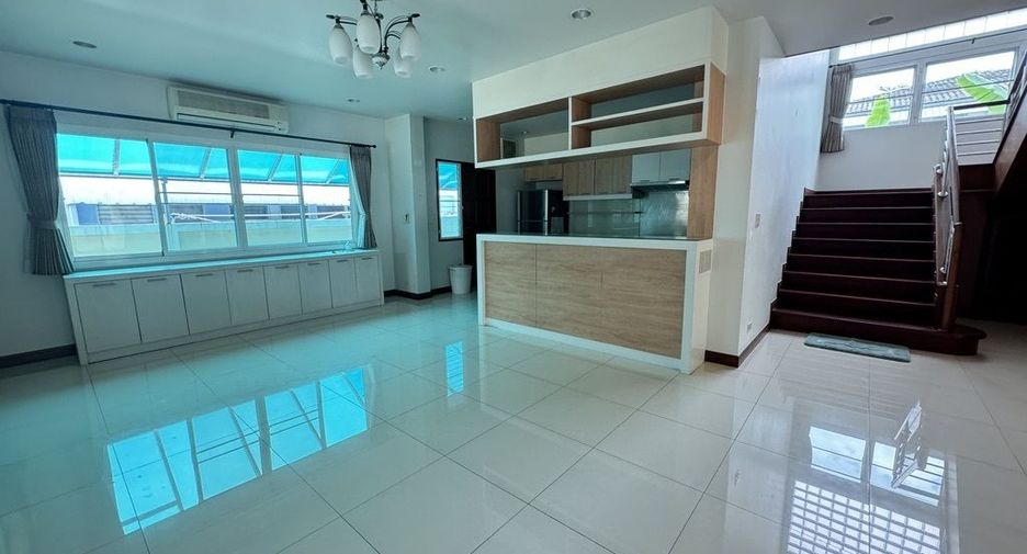 For rent 5 bedrooms villa in Suan Luang, Bangkok