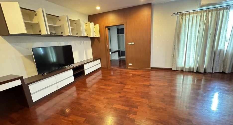 For rent 5 bedrooms villa in Suan Luang, Bangkok