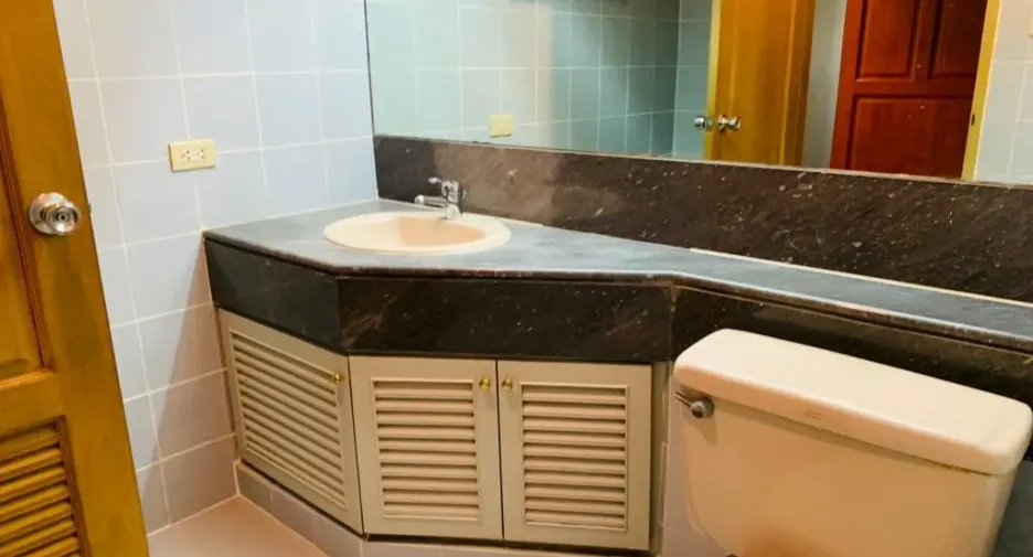 For rent 2 bedrooms condo in Pathum Wan, Bangkok