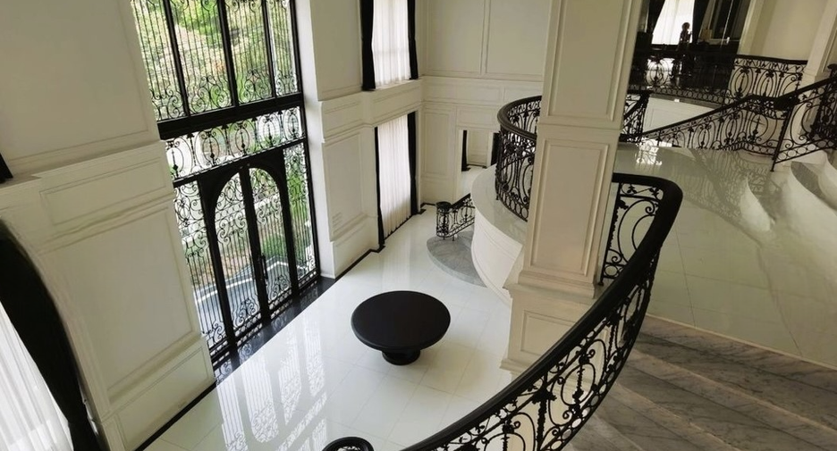 For sale 13 bedrooms hotel in Watthana, Bangkok