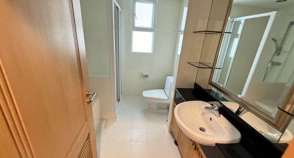 For rent 3 bedrooms apartment in Khlong Toei, Bangkok