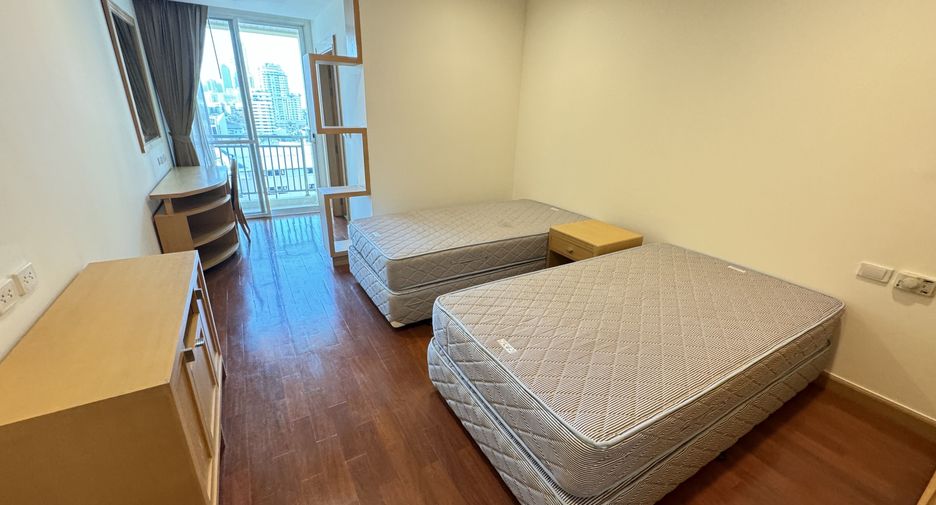 For rent 3 bedrooms apartment in Khlong Toei, Bangkok