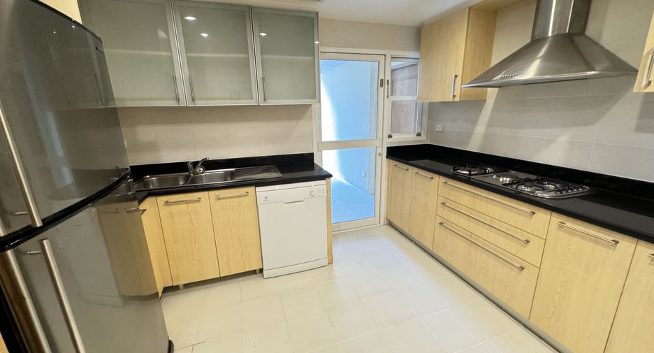 For rent 3 bedrooms apartment in Khlong Toei, Bangkok