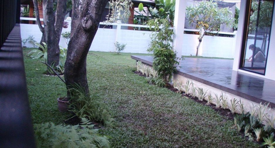 For rent 4 bedrooms house in Huai Khwang, Bangkok