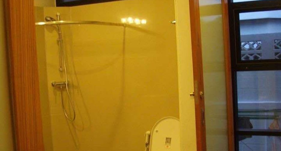 For rent 4 bedrooms house in Huai Khwang, Bangkok