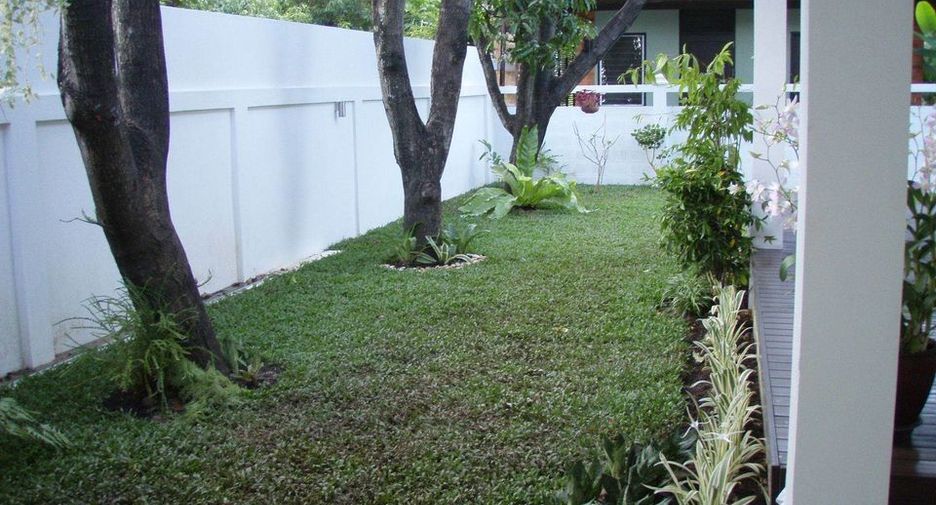 For rent 4 bedrooms house in Huai Khwang, Bangkok