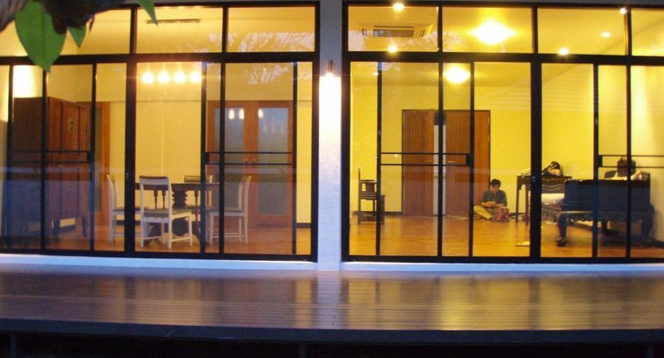 For rent 4 bedrooms house in Huai Khwang, Bangkok