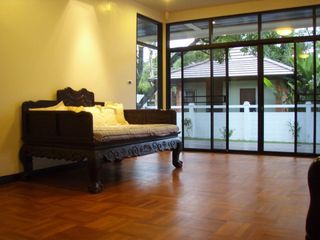 For rent 4 bedrooms house in Huai Khwang, Bangkok