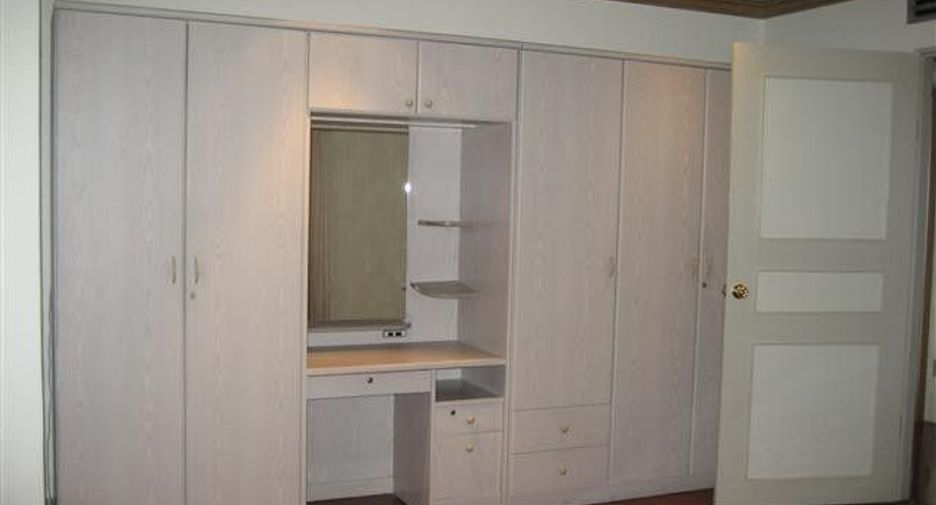 For rent 2 bedrooms condo in Pathum Wan, Bangkok