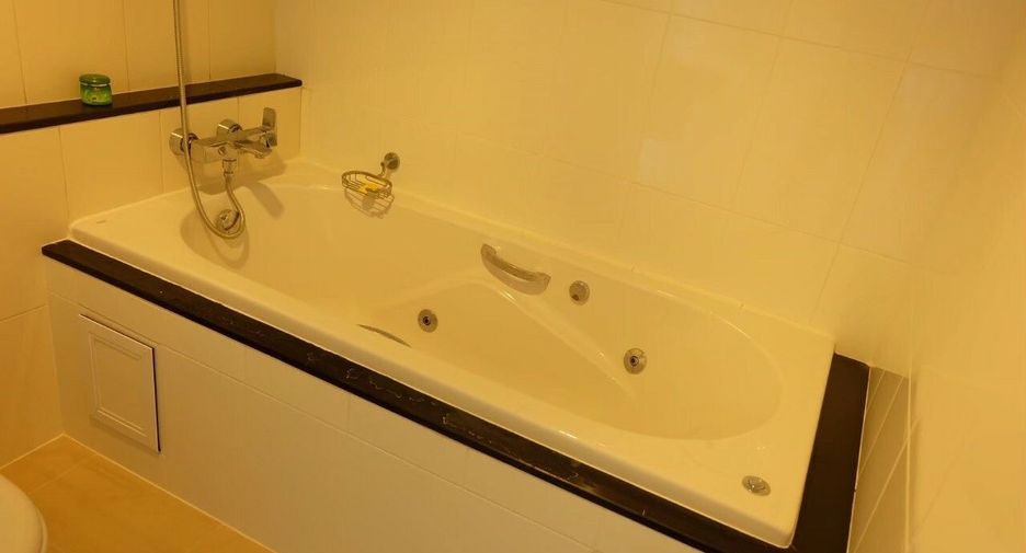 For sale 2 bedrooms condo in Mueang Samut Prakan, Samut Prakan