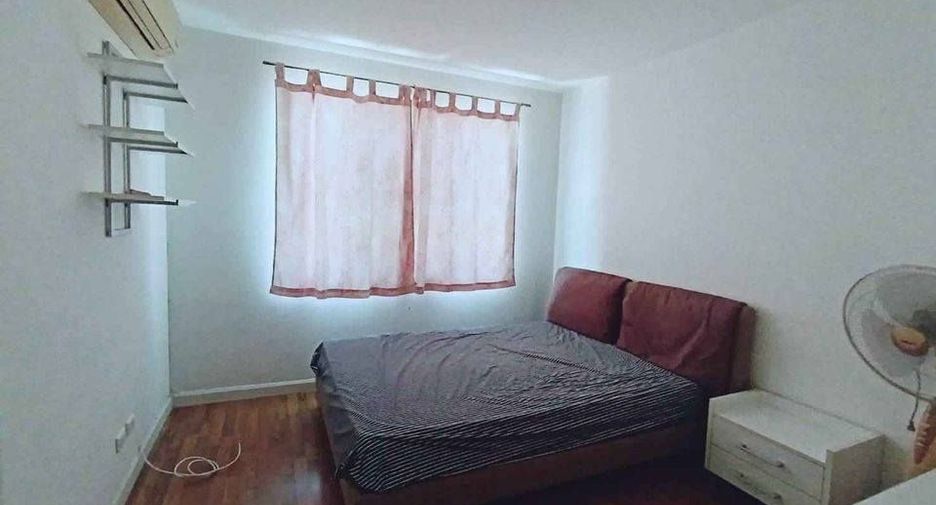 For rent 3 bedrooms townhouse in Bang Kapi, Bangkok