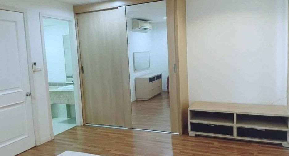 For rent 3 bedrooms townhouse in Bang Kapi, Bangkok