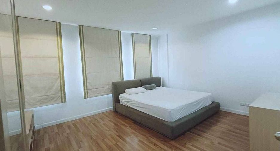 For rent 3 bedrooms townhouse in Bang Kapi, Bangkok