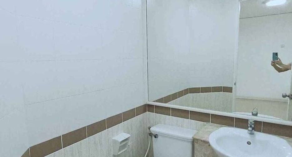 For rent 3 bedrooms townhouse in Bang Kapi, Bangkok