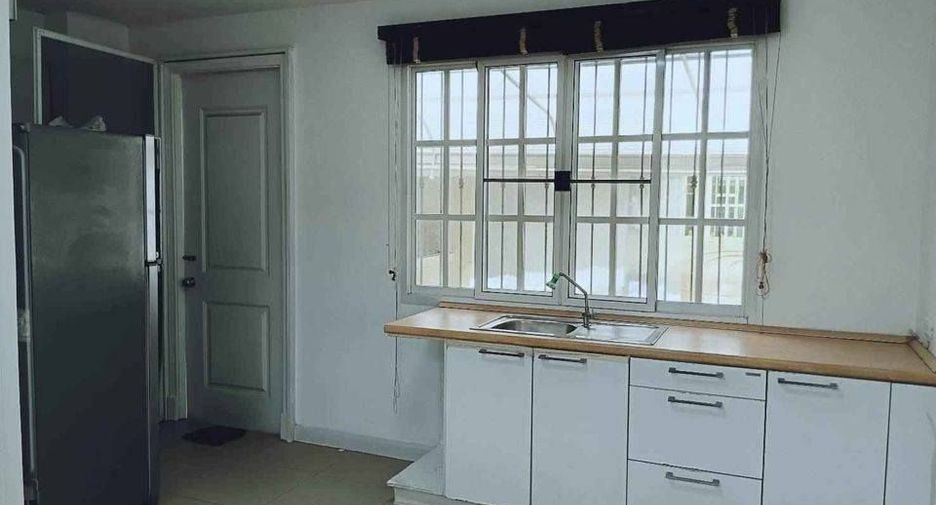 For rent 3 bedrooms townhouse in Bang Kapi, Bangkok