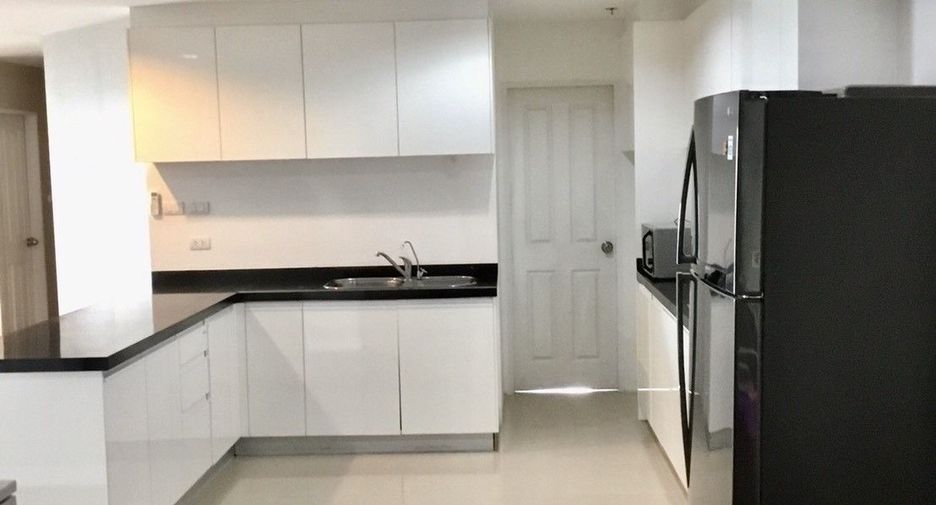 For rent 2 bedrooms condo in Huai Khwang, Bangkok