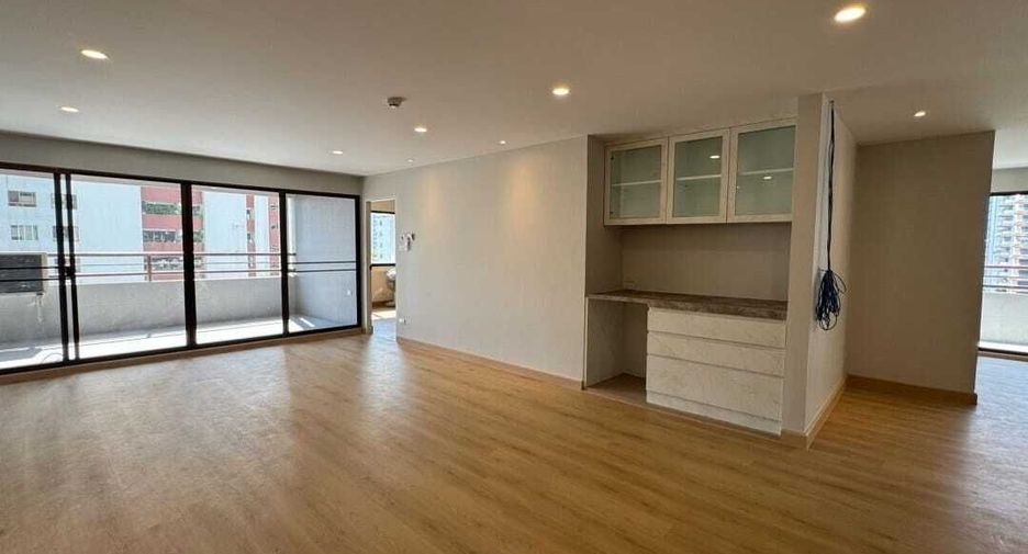 For sale 3 bedrooms condo in Watthana, Bangkok