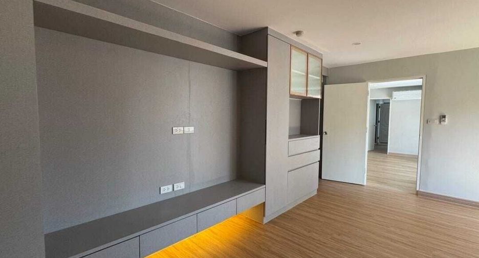 For sale 3 bedrooms condo in Watthana, Bangkok