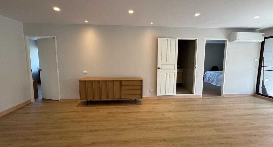 For sale 3 bedrooms condo in Watthana, Bangkok