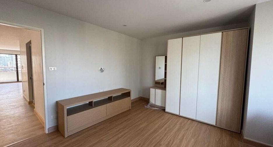 For sale 3 bedrooms condo in Watthana, Bangkok