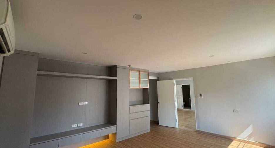 For sale 3 bedrooms condo in Watthana, Bangkok