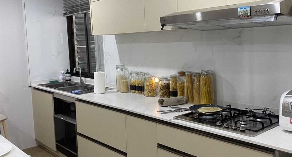 For sale 3 bedrooms condo in Watthana, Bangkok