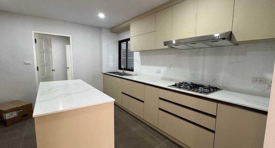 For sale 3 bedrooms condo in Watthana, Bangkok