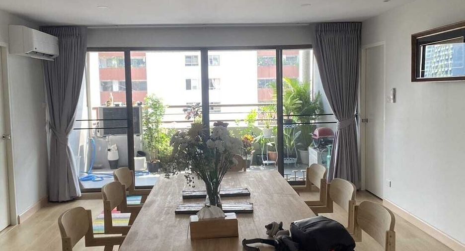 For sale 3 bedrooms condo in Watthana, Bangkok