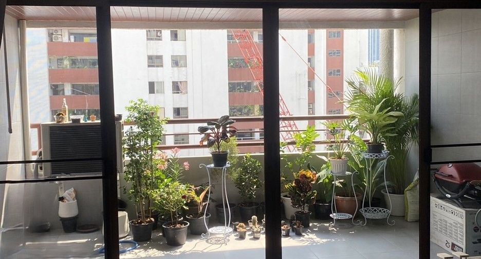 For sale 3 bedrooms condo in Watthana, Bangkok