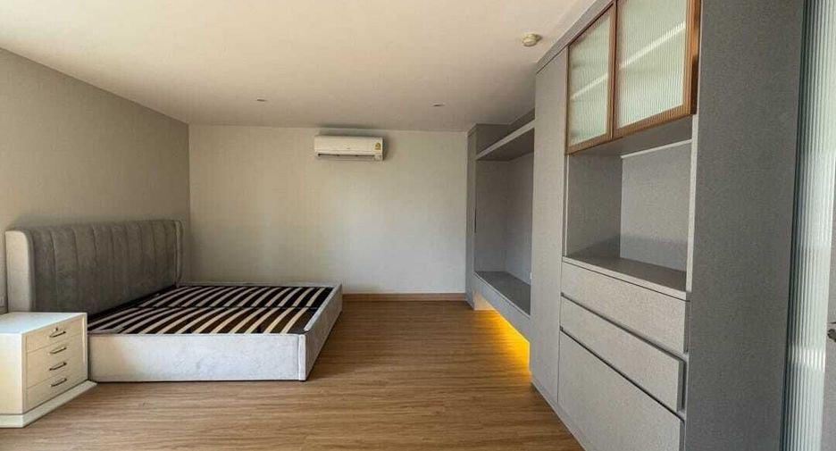 For sale 3 bedrooms condo in Watthana, Bangkok