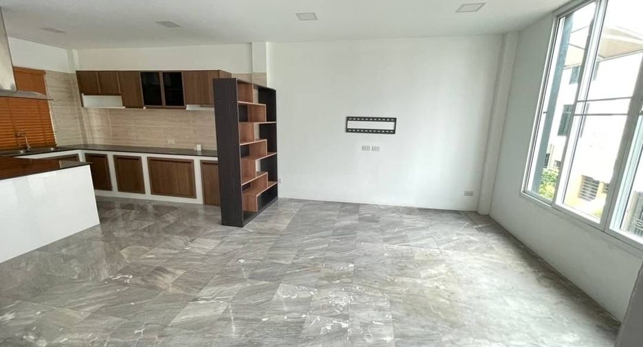 Reihenhaus zur Miete mit 3 Zimmer in Wang Thonglang, Bangkok