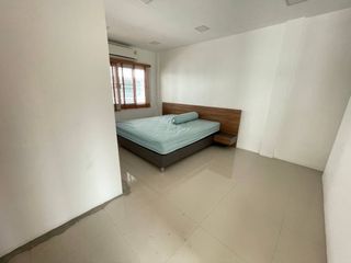 Casa adosada en alquiler de 3 habitaciones en Wang Thonglang, Bangkok