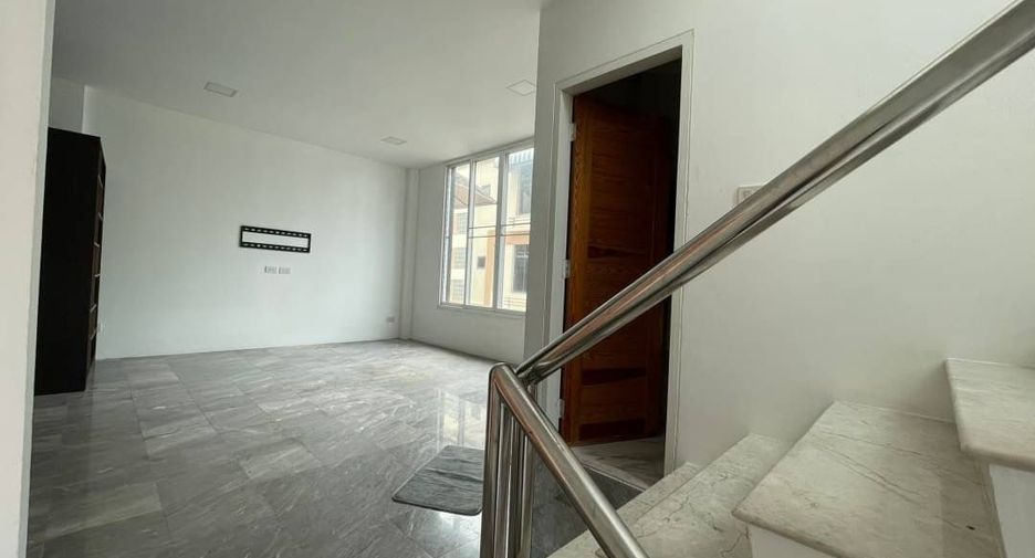 Reihenhaus zur Miete mit 3 Zimmer in Wang Thonglang, Bangkok
