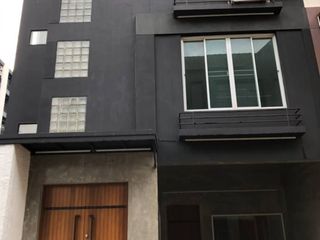 Casa adosada en alquiler de 3 habitaciones en Wang Thonglang, Bangkok