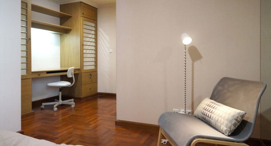 For rent 2 bedrooms condo in Bang Rak, Bangkok