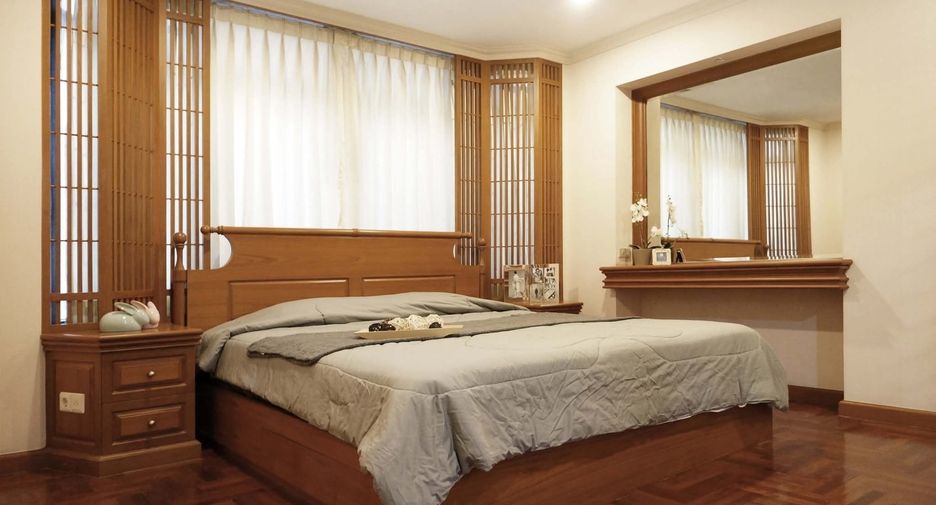 For rent 2 bedrooms condo in Bang Rak, Bangkok
