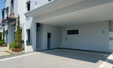 À vendre et à louer 5 chambres maison à Saphan Sung, Bangkok