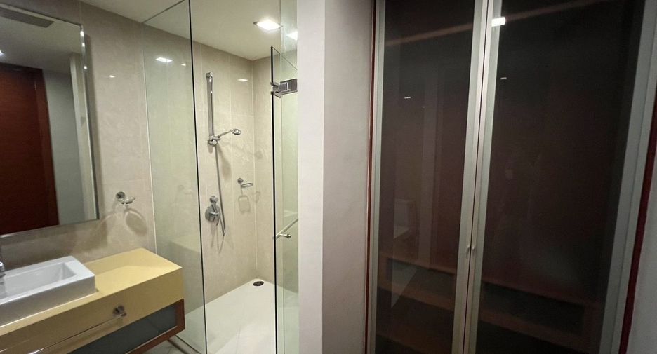 Condo en alquiler de 3 habitaciones en Khlong Toei, Bangkok