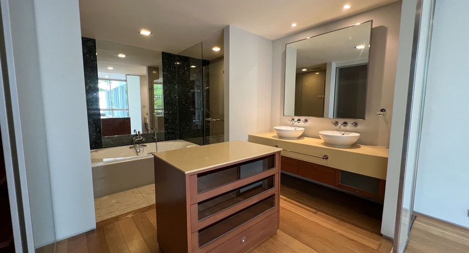 Condo en alquiler de 3 habitaciones en Khlong Toei, Bangkok