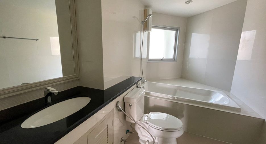 For rent 3 bedrooms condo in Khlong Toei, Bangkok