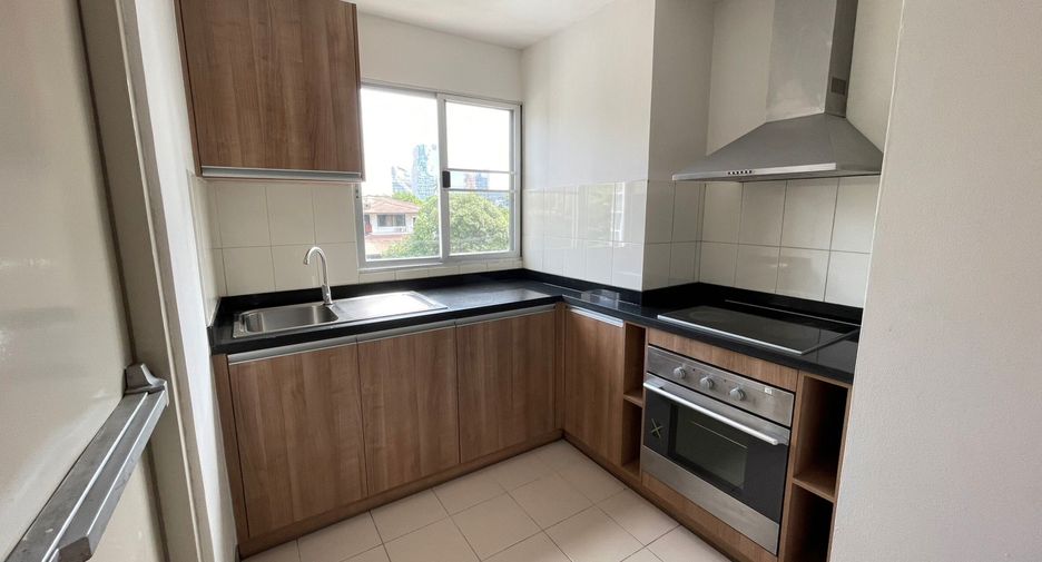 For rent 3 bedrooms condo in Khlong Toei, Bangkok