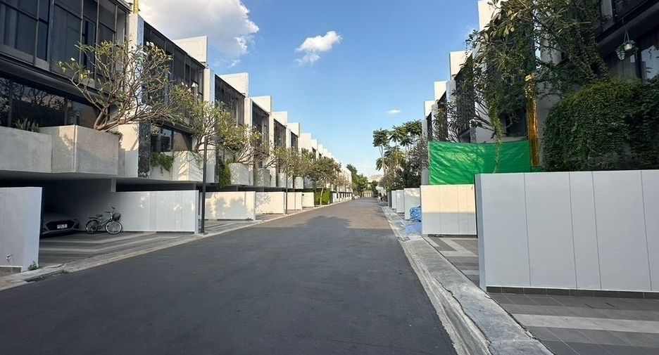 For sale and for rent 3 bedrooms townhouse in Suan Luang, Bangkok