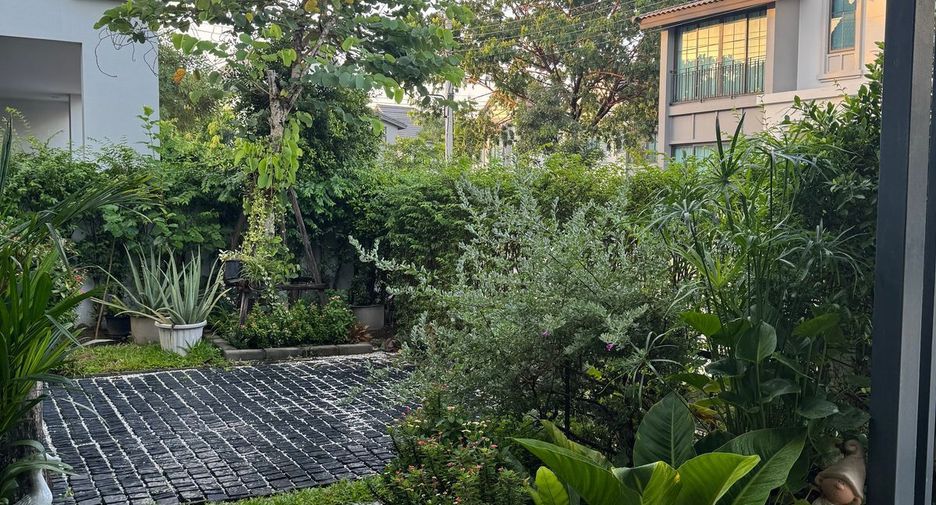 For sale 4 bedrooms house in Lat Krabang, Bangkok