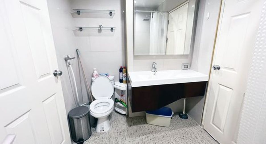 Condo en alquiler de 2 habitaciones en Huai Khwang, Bangkok