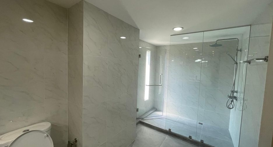 For rent 3 bedrooms apartment in Khlong Toei, Bangkok