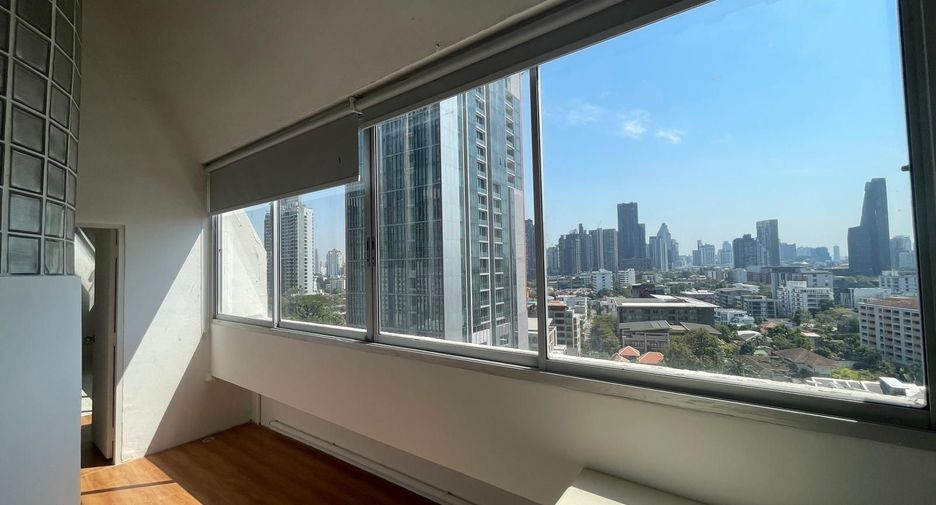 For rent 3 bedrooms apartment in Khlong Toei, Bangkok