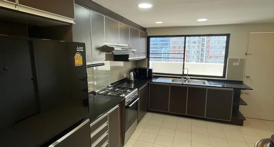For rent 3 bedrooms apartment in Khlong Toei, Bangkok